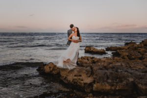 Brautpaar steh auf Felsen am Meer