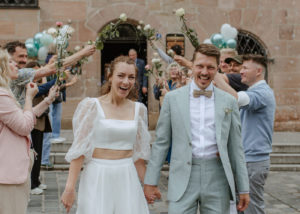 Braut und Bräutigam laufen durch ein Spalier